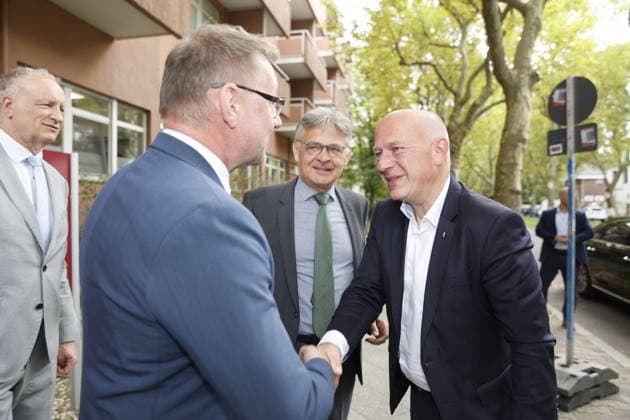 Kai Wegner, Bürgermeister, Dr. Matthias Fichtmüller, Thomas Neubauer, Daniel Klappenbach; Wort-Bild-Termin: 12.30 Uhr, Besuch einer Einrichtung der Oberlinhaus Werkstätten gGmbH, am 18.08.2026 in Berlin, (Oberlinhaus Werkstätten gGmbH), Deutschland *** Kai Wegner, Mayor; Dr. Matthias Fichtmüller; Thomas Neubauer; Daniel Klappenbach; Text, Photo, Event at 12:30 p.m., visit to a facility of Oberlinhaus Werkstätten gGmbH, on August 18, 2026, in Berlin, Oberlinhaus Werkstätten gGmbH, Germany