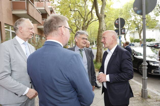 Kai Wegner, Bürgermeister, Dr. Matthias Fichtmüller, Thomas Neubauer, Daniel Klappenbach; Wort-Bild-Termin: 12.30 Uhr, Besuch einer Einrichtung der Oberlinhaus Werkstätten gGmbH, am 18.08.2026 in Berlin, (Oberlinhaus Werkstätten gGmbH), Deutschland *** Kai Wegner, Mayor; Dr. Matthias Fichtmüller; Thomas Neubauer; Daniel Klappenbach; Text, Photo, Event at 12:30 p.m., visit to a facility of Oberlinhaus Werkstätten gGmbH, on August 18, 2026, in Berlin, Oberlinhaus Werkstätten gGmbH, Germany