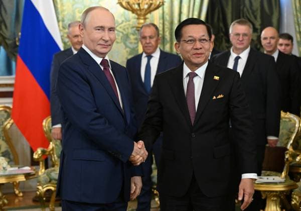 Russia Myanmar 9223609 18.08.2026 Russian President Vladimir Putin and Myanmar President Min Aung Hlaing shake hands as they pose for photos before a meeting at the Kremlin in Moscow, Russia. Alexey Nikolskiy Sputnik Moscow Russia  Copyright: xAlexeyxNikolskiyx