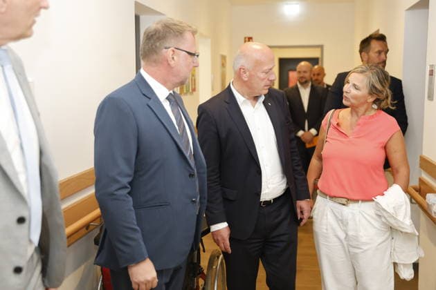 Kai Wegner, Bürgermeister, Dr. Matthias Fichtmüller, Thomas Neubauer, Daniel Klappenbach; Wort-Bild-Termin: 12.30 Uhr, Besuch einer Einrichtung der Oberlinhaus Werkstätten gGmbH, am 18.08.2026 in Berlin, (Oberlinhaus Werkstätten gGmbH), Deutschland *** Kai Wegner, Mayor; Dr. Matthias Fichtmüller; Thomas Neubauer; Daniel Klappenbach; Text, Photo, Event at 12:30 p.m., visit to a facility of Oberlinhaus Werkstätten gGmbH, on August 18, 2026, in Berlin, Oberlinhaus Werkstätten gGmbH, Germany