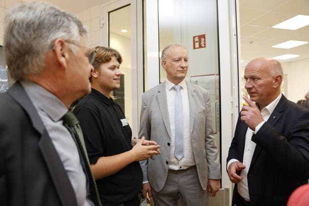 Kai Wegner, Bürgermeister, Dr. Matthias Fichtmüller, Thomas Neubauer, Daniel Klappenbach; Wort-Bild-Termin: 12.30 Uhr, Besuch einer Einrichtung der Oberlinhaus Werkstätten gGmbH, am 18.08.2026 in Berlin, (Oberlinhaus Werkstätten gGmbH), Deutschland *** Kai Wegner, Mayor; Dr. Matthias Fichtmüller; Thomas Neubauer; Daniel Klappenbach; Text, Photo, Event at 12:30 p.m., visit to a facility of Oberlinhaus Werkstätten gGmbH, on August 18, 2026, in Berlin, Oberlinhaus Werkstätten gGmbH, Germany