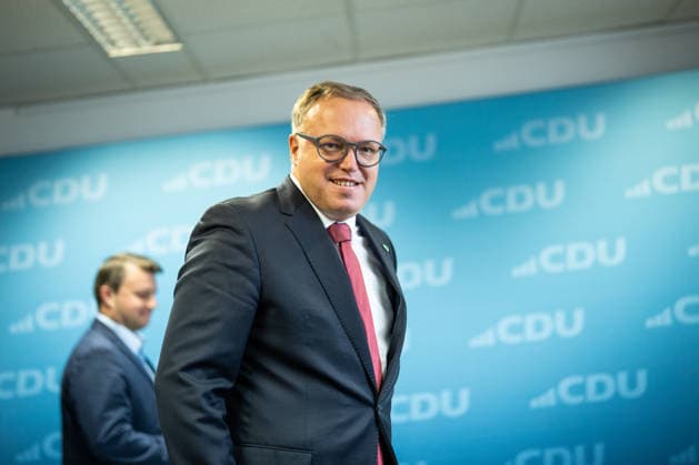 Mario Voigt, Ministerpräsident Thüringen, mit Niklas Waßmann, Generalsekretär CDU-Thüringen;Pressekonferenz des Ministerpräsidenten von Thüringen in der Landesgeschäftsstelle der CDU, Erfurt Thüringen Deutschland Landesgeschäftsstelle CDU Thür *** Mario Voigt, Minister President of Thuringia, with Niklas Waßmann, Secretary General of the CDU Thuringia Press conference held by the Minister President of Thuringia at the CDU state headquarters in Erfurt, Thuringia, Germany CDU Thuringia State Headquarters