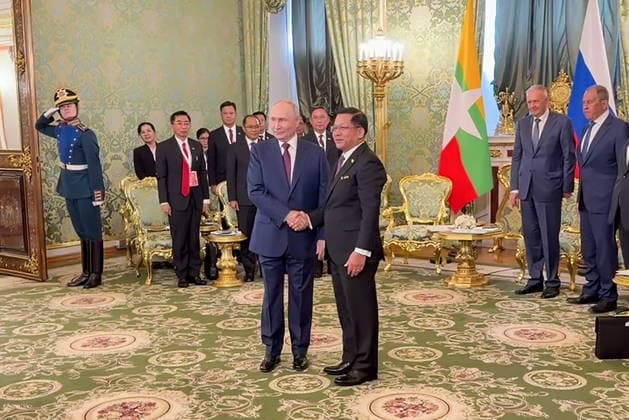 RUSSIA, MOSCOW - AUGUST 18, 2026: Vladimir Putin (L), President of Russia, and his counterpart Min Aung Hlaing of Myanmar shake hands during a meeting at the Moscow Kremlin. Video screen grab. Best quality available. TASS  96325725