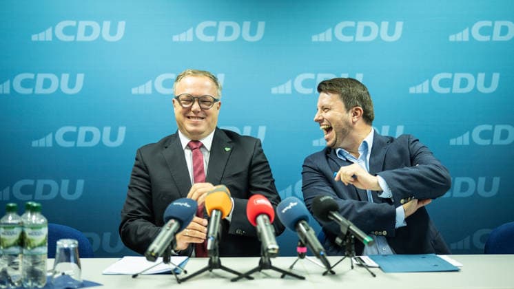 News Bilder des Tages Mario Voigt, Ministerpräsident Thüringen, mit Niklas Waßmann, Generalsekretär CDU-Thüringen;Pressekonferenz des Ministerpräsidenten von Thüringen in der Landesgeschäftsstelle der CDU, Erfurt Thüringen Deutschland Landesgeschäftsstelle CDU Thür *** Mario Voigt, Minister-President of Thuringia, with Niklas Waßmann, Secretary General of the CDU Thuringia Press conference held by the Minister-President of Thuringia at the CDU’s state headquarters in Erfurt, Thuringia, Germany CDU Thuringia State Headquarters