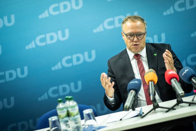 Mario Voigt, Ministerpräsident Thüringen, gibt in der CDU-Landesgeschäftsstelle eine Pressekonferenz;Pressekonferenz des Ministerpräsidenten von Thüringen in der Landesgeschäftsstelle der CDU, Erfurt Thüringen Deutschland Landesgeschäftsstelle CDU Thür *** Mario Voigt, Minister-President of Thuringia, holds a press conference at the CDU state headquarters Press conference by the Minister-President of Thuringia at the CDU state headquarters, Erfurt, Thuringia, Germany CDU Thuringia State Headquarters