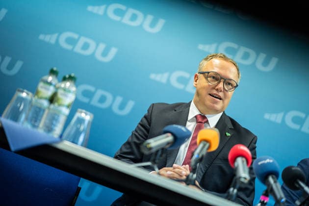 Mario Voigt, Ministerpräsident Thüringen, gibt in der CDU-Landesgeschäftsstelle eine Pressekonferenz;Pressekonferenz des Ministerpräsidenten von Thüringen in der Landesgeschäftsstelle der CDU, Erfurt Thüringen Deutschland Landesgeschäftsstelle CDU Thür *** Mario Voigt, Minister President of Thuringia, holds a press conference at the CDU state headquarters Press conference by the Minister President of Thuringia at the CDU state headquarters, Erfurt, Thuringia, Germany CDU Thuringia State Headquarters