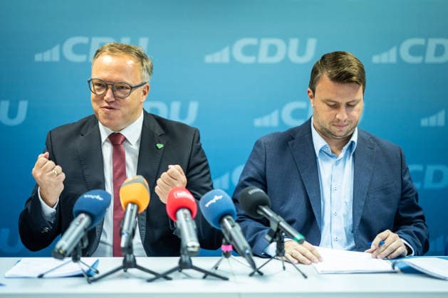 Mario Voigt, Ministerpräsident Thüringen, mit Niklas Waßmann, Generalsekretär CDU-Thüringen;Pressekonferenz des Ministerpräsidenten von Thüringen in der Landesgeschäftsstelle der CDU, Erfurt Thüringen Deutschland Landesgeschäftsstelle CDU Thür *** Mario Voigt, Minister President of Thuringia, with Niklas Waßmann, Secretary General of the CDU Thuringia Press conference held by the Minister President of Thuringia at the CDU’s state headquarters in Erfurt, Thuringia, Germany CDU Thuringia State Headquarters