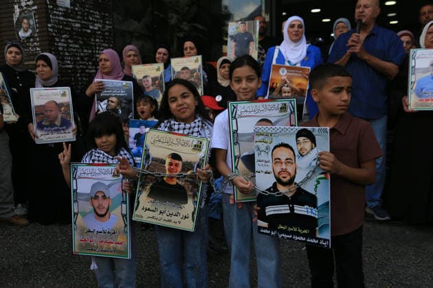 Palestinians Rally in Nablus in Support of Prisoners Palestinians take part in the weekly rally by families of prisoners in Nablus, West Bank, on August 18, 2026, calling for the release of their relatives and expressing solidarity with Palestinian prisoners held in Israeli jails. Photo by Mohammed Nasser apaimages Nablus West Bank Palestinian Territory 180826_Nablus_MN_00(3) Copyright: xapaimagesxMohammedxNasserx xapaimagesx