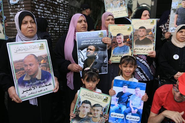 Palestinians Rally in Nablus in Support of Prisoners Palestinians take part in the weekly rally by families of prisoners in Nablus, West Bank, on August 18, 2026, calling for the release of their relatives and expressing solidarity with Palestinian prisoners held in Israeli jails. Photo by Mohammed Nasser apaimages Nablus West Bank Palestinian Territory 180826_Nablus_MN_00(4) Copyright: xapaimagesxMohammedxNasserx xapaimagesx
