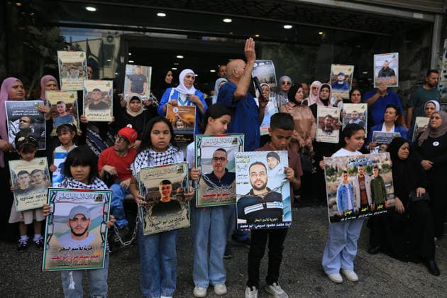 Palestinians Rally in Nablus in Support of Prisoners Palestinians take part in the weekly rally by families of prisoners in Nablus, West Bank, on August 18, 2026, calling for the release of their relatives and expressing solidarity with Palestinian prisoners held in Israeli jails. Photo by Mohammed Nasser apaimages Nablus West Bank Palestinian Territory 180826_Nablus_MN_00(7) Copyright: xapaimagesxMohammedxNasserx xapaimagesx