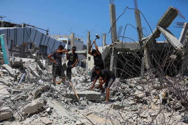 Gaza residents salvage metal from destroyed homesGaza residents salvage metal from destroyed homes KHAN YOUNIS, GAZA STRIP, PALESTINE, AUGUST 18, 2026: Palestinians salvage metal from the rubble of destroyed homes in Khan Younis for reuse in making tents and other items needed for daily life, amid shortages of materials and limited resources in the Gaza Strip. KHAN YOUNIS Palestine, State of Copyright: x xRamzixAbuxAmerx xJNAxPressx
