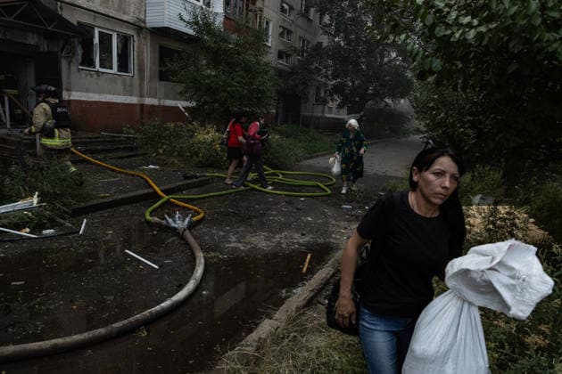 Aftermath of Russian attack on Ukraine s Kramatorsk KRAMATORSK, UKRAINE - AUGUST 18: Residents carrying their belongings leave a residential area as firefighters work at the scene of a damaged building following a Russian airstrike in Kramatorsk, Ukraine, on August 18, 2026. Francisco Richart Anadolu Kramatorsk Ukraine. Editorial use only. Please get in touch for any other usage.  Copyright: x2026xAnadoluxFranciscoxRichartx