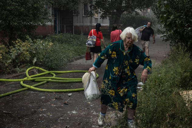 Aftermath of Russian attack on Ukraine s Kramatorsk KRAMATORSK, UKRAINE - AUGUST 18: Residents carrying their belongings leave a residential area following a Russian airstrike in Kramatorsk, Ukraine, on August 18, 2026. Francisco Richart Anadolu Kramatorsk Ukraine. Editorial use only. Please get in touch for any other usage.  Copyright: x2026xAnadoluxFranciscoxRichartx