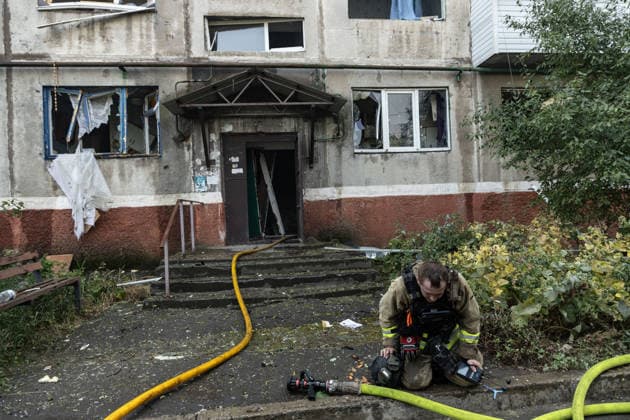 News Bilder des Tages Aftermath of Russian attack on Ukraine s Kramatorsk KRAMATORSK, UKRAINE - AUGUST 18: A firefighter holding a drone detector takes a break at a damaged residential building following a Russian airstrike in Kramatorsk, Ukraine, on August 18, 2026. Francisco Richart Anadolu Kramatorsk Ukraine. Editorial use only. Please get in touch for any other usage.  Copyright: x2026xAnadoluxFranciscoxRichartx