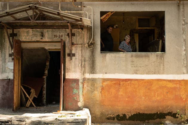 Aftermath of Russian attack on Ukraine s Kramatorsk KRAMATORSK, UKRAINE - AUGUST 18: Two residents stand in their damaged apartment following a Russian airstrike in Kramatorsk, Ukraine, on August 18, 2026. Francisco Richart Anadolu Kramatorsk Ukraine. Editorial use only. Please get in touch for any other usage.  Copyright: x2026xAnadoluxFranciscoxRichartx
