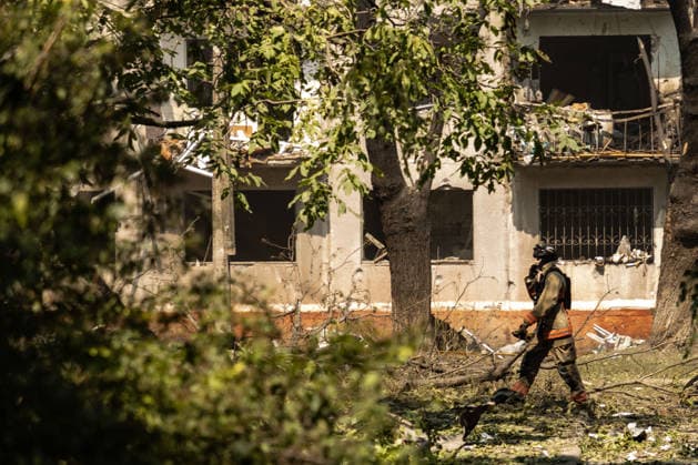Aftermath of Russian attack on Ukraine s Kramatorsk KRAMATORSK, UKRAINE - AUGUST 18: A firefighter works in a residential area following a Russian airstrike in Kramatorsk, Ukraine, on August 18, 2026. Francisco Richart Anadolu Kramatorsk Ukraine. Editorial use only. Please get in touch for any other usage.  Copyright: x2026xAnadoluxFranciscoxRichartx