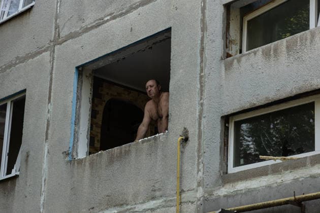 Aftermath of Russian attack on Ukraine s Kramatorsk KRAMATORSK, UKRAINE - AUGUST 18: Residents stand in the window of their damaged apartment following a Russian airstrike in Kramatorsk, Ukraine, on August 18, 2026. Francisco Richart Anadolu Kramatorsk Ukraine. Editorial use only. Please get in touch for any other usage.  Copyright: x2026xAnadoluxFranciscoxRichartx
