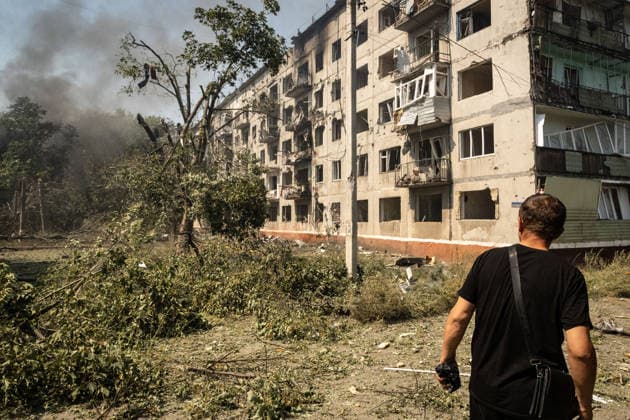 Aftermath of Russian attack on Ukraine s Kramatorsk KRAMATORSK, UKRAINE - AUGUST 18: A resident looks at a damaged building and smoke rising in a residential area following a Russian airstrike in Kramatorsk, Ukraine, on August 18, 2026. Francisco Richart Anadolu Kramatorsk Ukraine. Editorial use only. Please get in touch for any other usage.  Copyright: x2026xAnadoluxFranciscoxRichartx