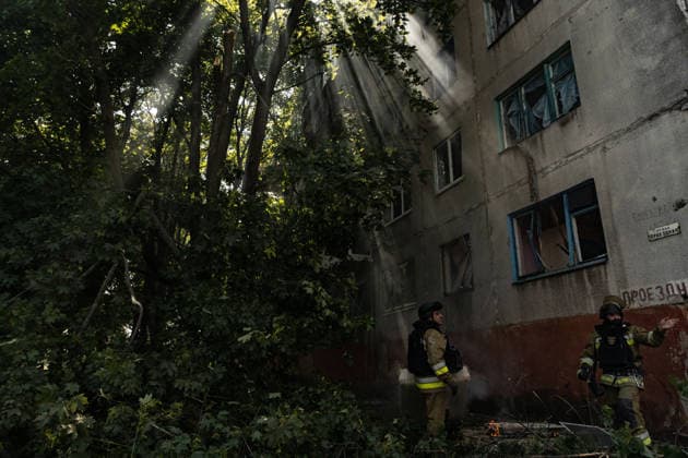 Aftermath of Russian attack on Ukraine s Kramatorsk KRAMATORSK, UKRAINE - AUGUST 18: Firefighters work to extinguish a fire in a residential building following a Russian airstrike in Kramatorsk, Ukraine, on August 18, 2026. Francisco Richart Anadolu Kramatorsk Ukraine. Editorial use only. Please get in touch for any other usage.  Copyright: x2026xAnadoluxFranciscoxRichartx