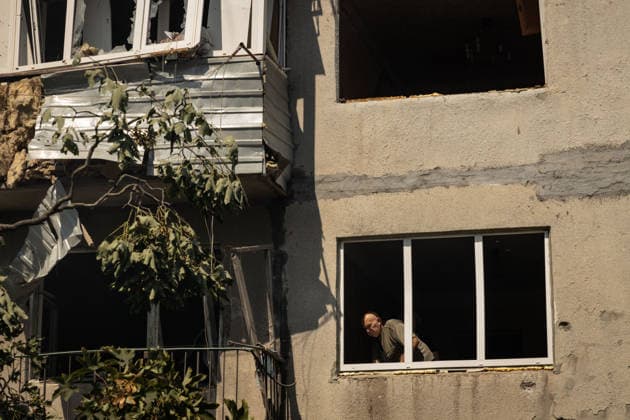 Aftermath of Russian attack on Ukraine s Kramatorsk KRAMATORSK, UKRAINE - AUGUST 18: A resident stands in the window of their damaged apartment following a Russian airstrike in Kramatorsk, Ukraine, on August 18, 2026. Francisco Richart Anadolu Kramatorsk Ukraine. Editorial use only. Please get in touch for any other usage.  Copyright: x2026xAnadoluxFranciscoxRichartx