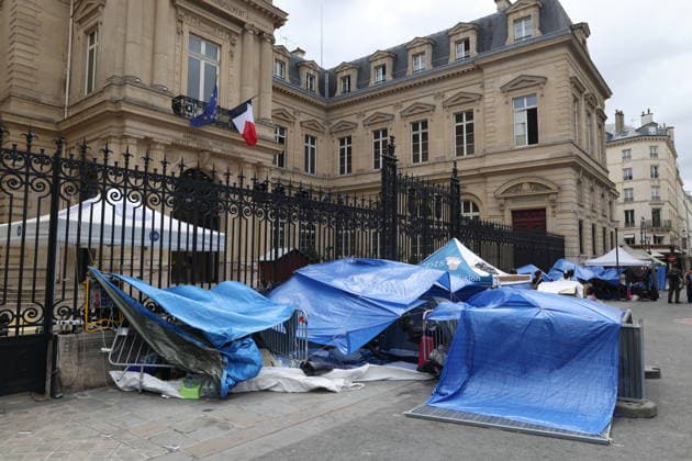 Homeless people camp outside the Paris Centre City Hall - Paris Homeless people with children have set up their camp and have put up tents outside the Paris Centre City Hall, in Paris on August 18, 2026. After being removed from the forecourt of the Samu Social headquarters in Paris. Photo by Raphael Lafargue ABACAPRESS.COM Paris France  Copyright: xLafarguexRaphael ABACAx