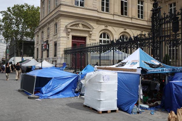 Homeless people camp outside the Paris Centre City Hall - Paris Homeless people with children have set up their camp and have put up tents outside the Paris Centre City Hall, in Paris on August 18, 2026. After being removed from the forecourt of the Samu Social headquarters in Paris. Photo by Raphael Lafargue ABACAPRESS.COM Paris France  Copyright: xLafarguexRaphael ABACAx