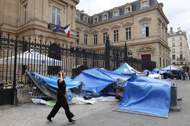 Homeless people camp outside the Paris Centre City Hall - Paris Homeless people with children have set up their camp and have put up tents outside the Paris Centre City Hall, in Paris on August 18, 2026. After being removed from the forecourt of the Samu Social headquarters in Paris. Photo by Raphael Lafargue ABACAPRESS.COM Paris France  Copyright: xLafarguexRaphael ABACAx