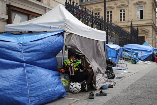 Homeless people camp outside the Paris Centre City Hall - Paris Homeless people with children have set up their camp and have put up tents outside the Paris Centre City Hall, in Paris on August 18, 2026. After being removed from the forecourt of the Samu Social headquarters in Paris. Photo by Raphael Lafargue ABACAPRESS.COM Paris France  Copyright: xLafarguexRaphael ABACAx