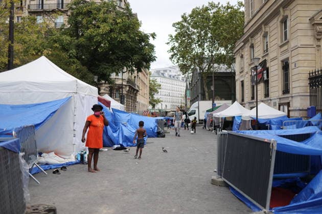 Homeless people camp outside the Paris Centre City Hall - Paris Homeless people with children have set up their camp and have put up tents outside the Paris Centre City Hall, in Paris on August 18, 2026. After being removed from the forecourt of the Samu Social headquarters in Paris. Photo by Raphael Lafargue ABACAPRESS.COM Paris France  Copyright: xLafarguexRaphael ABACAx