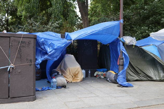 Homeless people camp outside the Paris Centre City Hall - Paris Homeless people with children have set up their camp and have put up tents outside the Paris Centre City Hall, in Paris on August 18, 2026. After being removed from the forecourt of the Samu Social headquarters in Paris. Photo by Raphael Lafargue ABACAPRESS.COM Paris France  Copyright: xLafarguexRaphael ABACAx