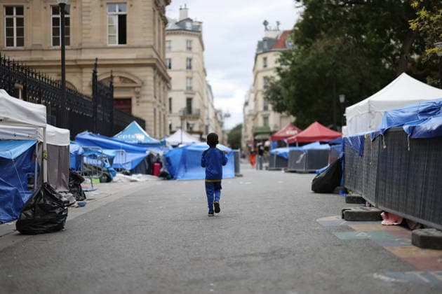 Homeless people camp outside the Paris Centre City Hall - Paris Homeless people with children have set up their camp and have put up tents outside the Paris Centre City Hall, in Paris on August 18, 2026. After being removed from the forecourt of the Samu Social headquarters in Paris. Photo by Raphael Lafargue ABACAPRESS.COM Paris France  Copyright: xLafarguexRaphael ABACAx