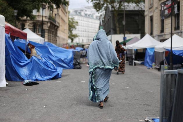Homeless people camp outside the Paris Centre City Hall - Paris Homeless people with children have set up their camp and have put up tents outside the Paris Centre City Hall, in Paris on August 18, 2026. After being removed from the forecourt of the Samu Social headquarters in Paris. Photo by Raphael Lafargue ABACAPRESS.COM Paris France  Copyright: xLafarguexRaphael ABACAx