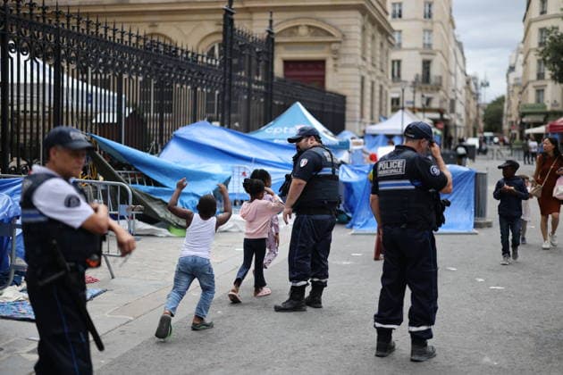 Homeless people camp outside the Paris Centre City Hall - Paris Police forces walk next to homeless people with children have set up their camp and have put up tents outside the Paris Centre City Hall, in Paris on August 18, 2026. After being removed from the forecourt of the Samu Social headquarters in Paris. Photo by Raphael Lafargue ABACAPRESS.COM Paris France  Copyright: xLafarguexRaphael ABACAx