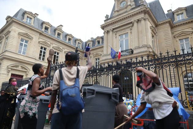 News Bilder des Tages Homeless people camp outside the Paris Centre City Hall - Paris Homeless people with children have set up their camp and have put up tents outside the Paris Centre City Hall, in Paris on August 18, 2026. After being removed from the forecourt of the Samu Social headquarters in Paris. Photo by Raphael Lafargue ABACAPRESS.COM Paris France  Copyright: xLafarguexRaphael ABACAx