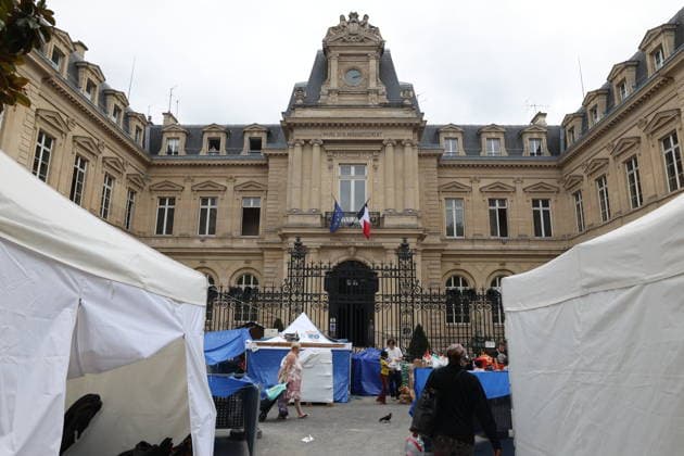 Homeless people camp outside the Paris Centre City Hall - Paris Homeless people with children have set up their camp and have put up tents outside the Paris Centre City Hall, in Paris on August 18, 2026. After being removed from the forecourt of the Samu Social headquarters in Paris. Photo by Raphael Lafargue ABACAPRESS.COM Paris France  Copyright: xLafarguexRaphael ABACAx