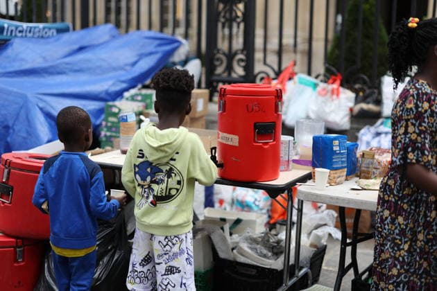 Homeless people camp outside the Paris Centre City Hall - Paris Homeless people with children have set up their camp and have put up tents outside the Paris Centre City Hall, in Paris on August 18, 2026. After being removed from the forecourt of the Samu Social headquarters in Paris. Photo by Raphael Lafargue ABACAPRESS.COM Paris France  Copyright: xLafarguexRaphael ABACAx