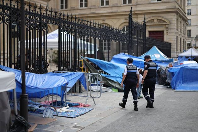 Homeless people camp outside the Paris Centre City Hall - Paris Police forces walk next to homeless people with children have set up their camp and have put up tents outside the Paris Centre City Hall, in Paris on August 18, 2026. After being removed from the forecourt of the Samu Social headquarters in Paris. Photo by Raphael Lafargue ABACAPRESS.COM Paris France  Copyright: xLafarguexRaphael ABACAx