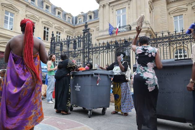 Homeless people camp outside the Paris Centre City Hall - Paris Homeless people with children have set up their camp and have put up tents outside the Paris Centre City Hall, in Paris on August 18, 2026. After being removed from the forecourt of the Samu Social headquarters in Paris. Photo by Raphael Lafargue ABACAPRESS.COM Paris France  Copyright: xLafarguexRaphael ABACAx