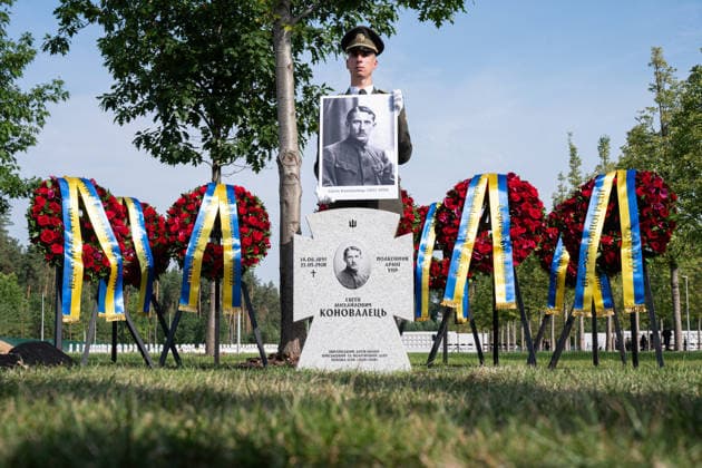 An honour guard of the Ukrainian Armed Forces stands at the grave during the solemn reburial ceremony of Colonel Yevhen Konovalets, first head of the Organisation of Ukrainian Nationalists (OUN) and colonel of the Army of the Ukrainian People’s Republic (UNR), at the National Military Memorial Cemetery in Kyiv region, Ukraine, August 18, 2026. On August 11, 2026, Konovalets’ remains were exhumed at Crooswijk General Cemetery in Rotterdam, the Netherlands, where they had rested since his assassination by a Soviet agent in May 1938. (Photo by Danylo Antoniuk Ukrinform) Remains of OUN leader Yevhen Konovalets reburied at National Military Memorial Cemetery  Copyright: xDanyloxAntoniukx