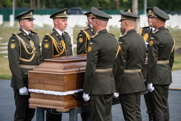 Honour guards of the Ukrainian Armed Forces flank the coffin during the solemn reburial ceremony of Colonel Yevhen Konovalets, first head of the Organisation of Ukrainian Nationalists (OUN) and colonel of the Army of the Ukrainian People’s Republic (UNR), at the National Military Memorial Cemetery in Kyiv region, Ukraine, August 18, 2026. On August 11, 2026, Konovalets’ remains were exhumed at Crooswijk General Cemetery in Rotterdam, the Netherlands, where they had rested since his assassination by a Soviet agent in May 1938. (Photo by Danylo Antoniuk Ukrinform) Remains of OUN leader Yevhen Konovalets reburied at National Military Memorial Cemetery  Copyright: xDanyloxAntoniukx