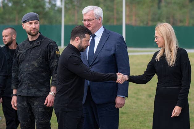 President of Ukraine Volodymyr Zelenskyy (L) shakes hands with Deputy Speaker of the Ukrainian Parliament Olena Kondratiuk in the presence of Acting Minister of Defence of Ukraine Yevhenii Khmara and Acting Minister of Foreign Affairs of Ukraine Andrii Sybiha (L to R, back) during the solemn reburial ceremony of Colonel Yevhen Konovalets, first head of the Organisation of Ukrainian Nationalists (OUN) and colonel of the Army of the Ukrainian People’s Republic (UNR), at the National Military Memorial Cemetery in Kyiv region, Ukraine, August 18, 2026. On August 11, 2026, Konovalets’ remains were exhumed at Crooswijk General Cemetery in Rotterdam, the Netherlands, where they had rested since his assassination by a Soviet agent in May 1938. (Pho  Copyright: xDanyloxAntoniukx