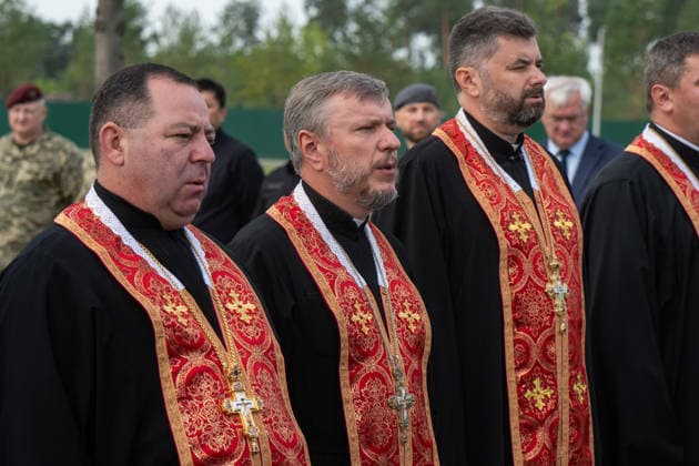 Priests participate in the solemn reburial ceremony of Colonel Yevhen Konovalets, first head of the Organisation of Ukrainian Nationalists (OUN) and colonel of the Army of the Ukrainian People’s Republic (UNR), at the National Military Memorial Cemetery in Kyiv region, Ukraine, August 18, 2026. On August 11, 2026, Konovalets’ remains were exhumed at Crooswijk General Cemetery in Rotterdam, the Netherlands, where they had rested since his assassination by a Soviet agent in May 1938. (Photo by Danylo Antoniuk Ukrinform) Remains of OUN leader Yevhen Konovalets reburied at National Military Memorial Cemetery  Copyright: xDanyloxAntoniukx