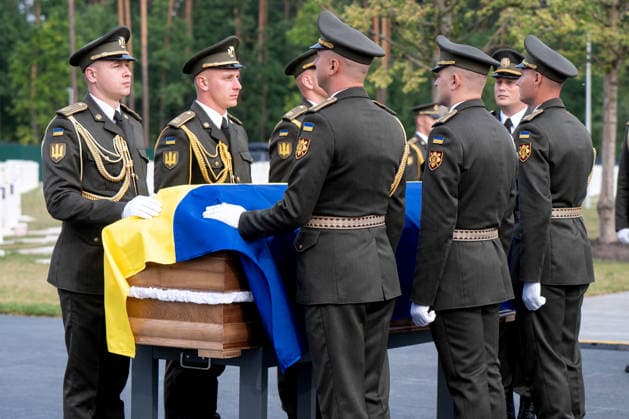 Honour guards of the Ukrainian Armed Forces cover the coffin of Colonel Yevhen Konovalets, first head of the Organisation of Ukrainian Nationalists (OUN) and colonel of the Army of the Ukrainian People’s Republic (UNR), with a Ukrainian flag during the solemn reburial ceremony at the National Military Memorial Cemetery in Kyiv region, Ukraine, August 18, 2026. On August 11, 2026, Konovalets’ remains were exhumed at Crooswijk General Cemetery in Rotterdam, the Netherlands, where they had rested since his assassination by a Soviet agent in May 1938. (Photo by Danylo Antoniuk Ukrinform) Remains of OUN leader Yevhen Konovalets reburied at National Military Memorial Cemetery  Copyright: xDanyloxAntoniukx