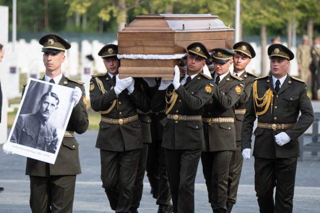 Honour guards of the Ukrainian Armed Forces carry a portrait and the coffin with the remains of Colonel Yevhen Konovalets, first head of the Organisation of Ukrainian Nationalists (OUN) and colonel of the Army of the Ukrainian People’s Republic (UNR), during the solemn reburial ceremony at the National Military Memorial Cemetery in Kyiv region, Ukraine, August 18, 2026. On August 11, 2026, Konovalets’ remains were exhumed at Crooswijk General Cemetery in Rotterdam, the Netherlands, where they had rested since his assassination by a Soviet agent in May 1938. (Photo by Danylo Antoniuk Ukrinform) Remains of OUN leader Yevhen Konovalets reburied at National Military Memorial Cemetery  Copyright: xDanyloxAntoniukx