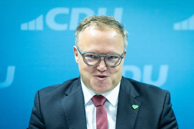 Mario Voigt, Ministerpräsident Thüringen, gibt in der CDU-Landesgeschäftsstelle eine Pressekonferenz;Pressekonferenz des Ministerpräsidenten von Thüringen in der Landesgeschäftsstelle der CDU, Erfurt Thüringen Deutschland Landesgeschäftsstelle CDU Thür *** Mario Voigt, Minister-President of Thuringia, holds a press conference at the CDU state headquarters Press conference by the Minister-President of Thuringia at the CDU state headquarters, Erfurt, Thuringia, Germany CDU Thuringia State Headquarters