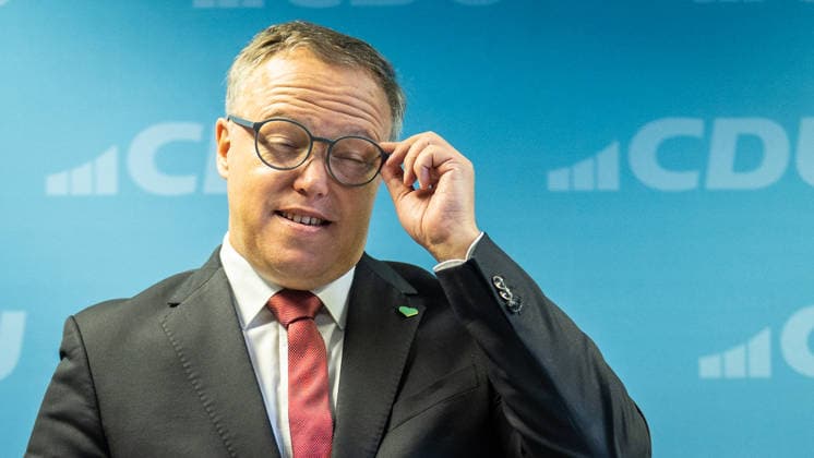 Mario Voigt, Ministerpräsident Thüringen, gibt in der CDU-Landesgeschäftsstelle eine Pressekonferenz;Pressekonferenz des Ministerpräsidenten von Thüringen in der Landesgeschäftsstelle der CDU, Erfurt Thüringen Deutschland Landesgeschäftsstelle CDU Thür *** Mario Voigt, Minister-President of Thuringia, holds a press conference at the CDU state headquarters Press conference by the Minister-President of Thuringia at the CDU state headquarters, Erfurt, Thuringia, Germany CDU Thuringia State Headquarters