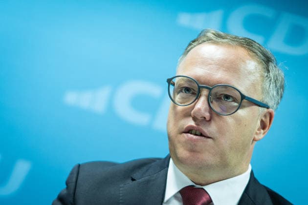 Mario Voigt, Ministerpräsident Thüringen, gibt in der CDU-Landesgeschäftsstelle eine Pressekonferenz;Pressekonferenz des Ministerpräsidenten von Thüringen in der Landesgeschäftsstelle der CDU, Erfurt Thüringen Deutschland Landesgeschäftsstelle CDU Thür *** Mario Voigt, Minister-President of Thuringia, holds a press conference at the CDU state headquarters Press conference by the Minister-President of Thuringia at the CDU state headquarters, Erfurt, Thuringia, Germany CDU Thuringia State Headquarters