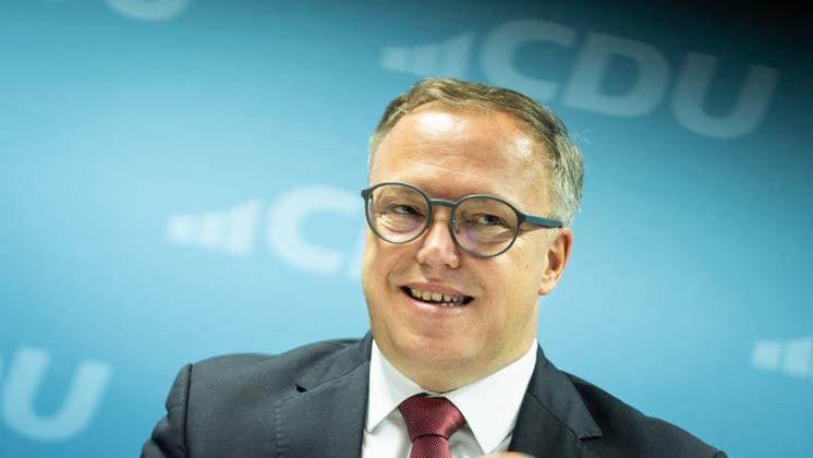 Mario Voigt, Ministerpräsident Thüringen, gibt in der CDU-Landesgeschäftsstelle eine Pressekonferenz;Pressekonferenz des Ministerpräsidenten von Thüringen in der Landesgeschäftsstelle der CDU, Erfurt Thüringen Deutschland Landesgeschäftsstelle CDU Thür *** Mario Voigt, Minister-President of Thuringia, holds a press conference at the CDU state headquarters Press conference by the Minister-President of Thuringia at the CDU state headquarters, Erfurt, Thuringia, Germany CDU Thuringia State Headquarters