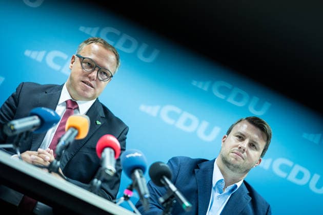Mario Voigt, Ministerpräsident Thüringen, mit Niklas Waßmann, Generalsekretär CDU-Thüringen;Pressekonferenz des Ministerpräsidenten von Thüringen in der Landesgeschäftsstelle der CDU, Erfurt Thüringen Deutschland Landesgeschäftsstelle CDU Thür *** Mario Voigt, Minister President of Thuringia, with Niklas Waßmann, Secretary General of the CDU Thuringia Press conference held by the Minister President of Thuringia at the CDU state headquarters in Erfurt, Thuringia, Germany CDU Thuringia State Headquarters