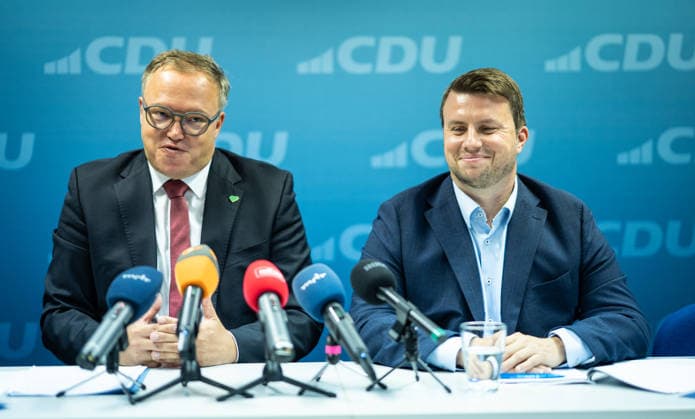 Mario Voigt, Ministerpräsident Thüringen, mit Niklas Waßmann, Generalsekretär CDU-Thüringen;Pressekonferenz des Ministerpräsidenten von Thüringen in der Landesgeschäftsstelle der CDU, Erfurt Thüringen Deutschland Landesgeschäftsstelle CDU Thür *** Mario Voigt, Minister-President of Thuringia, with Niklas Waßmann, Secretary General of the CDU Thuringia Press conference held by the Minister-President of Thuringia at the CDU’s state headquarters in Erfurt, Thuringia, Germany CDU Thuringia State Headquarters